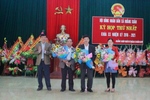 3...V&agrave;, trao hoa ch&uacute;c mừng c&aacute;c đồng ch&iacute; tr&uacute;ng cử chức danh HĐND x&atilde;.jpg