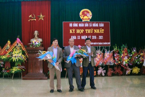 4. Trao hoa ch&uacute;c mừng c&aacute;c đồng ch&iacute; tr&uacute;ng cử c&aacute;c chức danh UBND x&atilde;.jpg