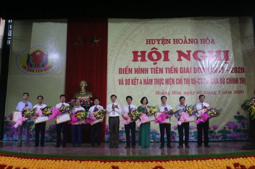 5. Đồng chí Lê Xuân Thu -Bí thư Huyện ủy trao Bằng khen của Chủ tịch UBND tỉnh cho 3 tập thể và 7 cá nhân hoàn thành xuất sắc nhiệm vụ năm 2018-2019..JPG