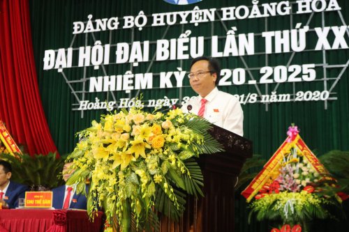 đồng chí Lê Thanh Cảnh - Phó bí thư đảng ủy - Chủ tịch UBND xã Hoằng Trường đại diện đoàn đại biểu xã phát biểu tham luận tại đại hội.JPG