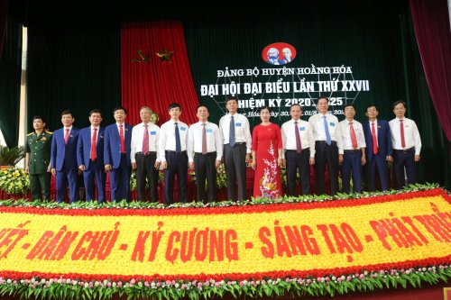 Các đồng chí lãnh đạo tỉnh chụp ảnh lưu niệm cùng lãnh đạo huyện tại đại hội.JPG