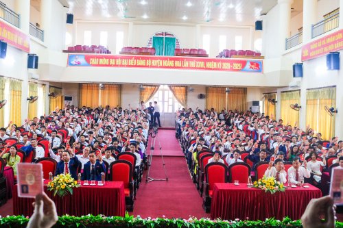 Đại biểu biểu quyết th&ocirc;ng qua Nghị quyết đại hội đại biểu Đảng bộ huyện lần thứu XXVII, nhiệm kỳ 2020 - 2025.jpg