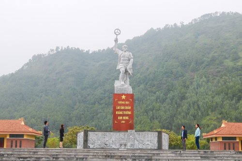 4. Tượng đài lão quân Hoằng Trường.jpg