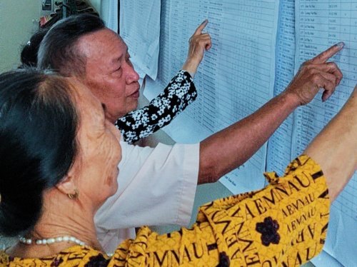 2. Người dân thôn Hữu Khánh xã Hoằng Xuân xem danh sách cử tri tại nhà văn hoá thôn.jpg