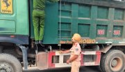 CÔNG AN HUYỆN HOẰNG HÓA KIÊN QUYẾT XỬ LÝ NGHIÊM PHƯƠNG TIỆN CHỞ QUÁ KHỔ, QUÁ TẢI.