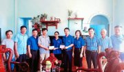 CÁC ĐỒNG CHÍ LÃNH ĐẠO HUYỆN ĐOÀN HOẰNG HOÁ VÀ XÃ HOẰNG XUÂN THĂM, TẶNG QUÀ, CHÚC MỪNG EM NGUYỄN THỊ THUỲ TRANG – 1 TRONG 5 THỦ KHOA KHỐI C CỦA TỈNH THANH HOÁ.