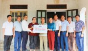 CÔNG TY CỔ PHẦN WHA INDUSTRIAL ZONE NGHỆ AN TRAO HỖ TRỢ KINH PHÍ XÂY DỰNG NHÀ Ở CHO GIA ĐÌNH HỘ NGHÈO TẠI XÃ HOẰNG XUÂN.