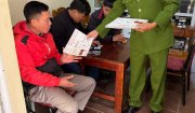 Công an xã Hoằng Xuân tuyên truyền, hướng dẫn cho người dân cấp đổi giấy bằng hình thức trực tuyến