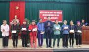 Đồng chí Lê Văn Phúc, Thường vụ Huyện ủy, Phó Chủ tịch UBND huyện thăm tặng quà hộ nghèo, hộ khó khăn và chúc tết một số đơn vị